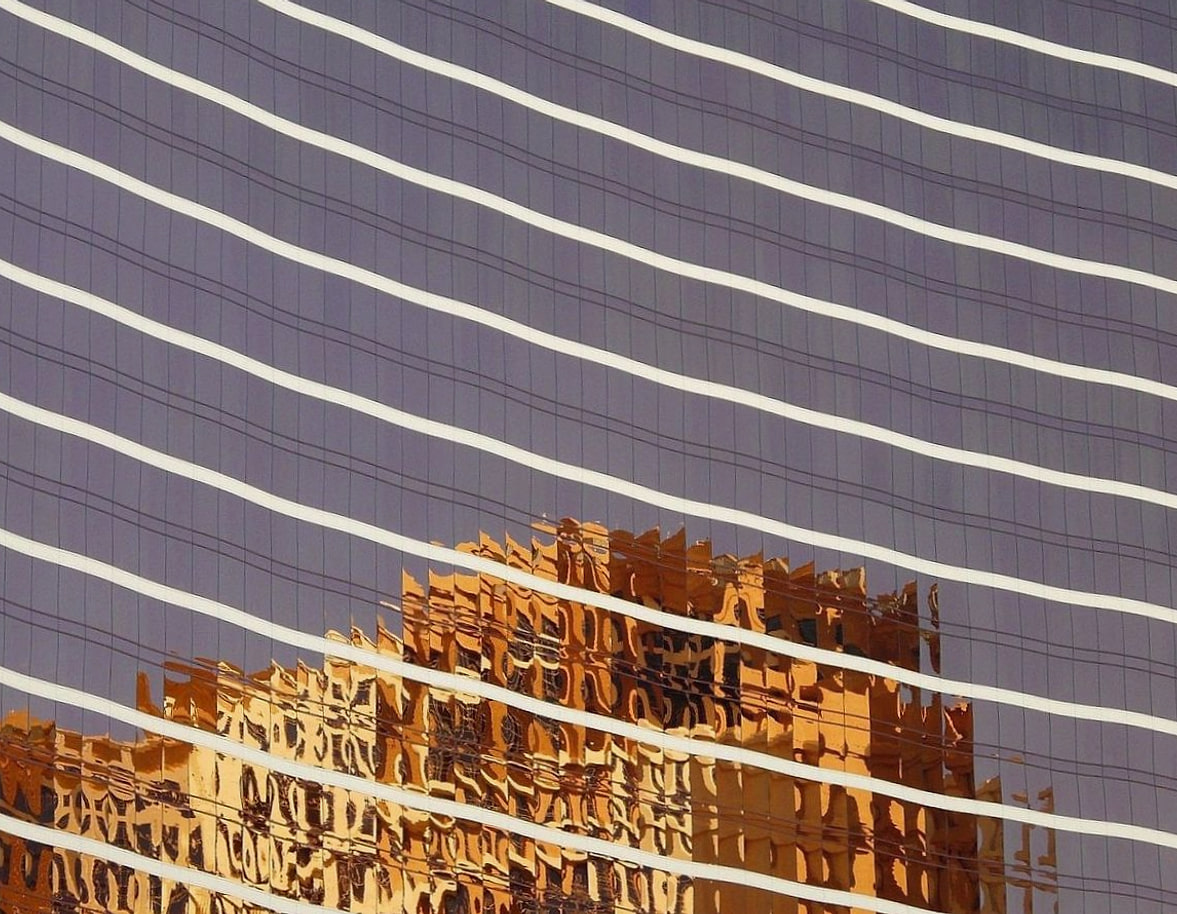 Abstraktes Material- und Lichtdetail als unverbindliches Suitenthema